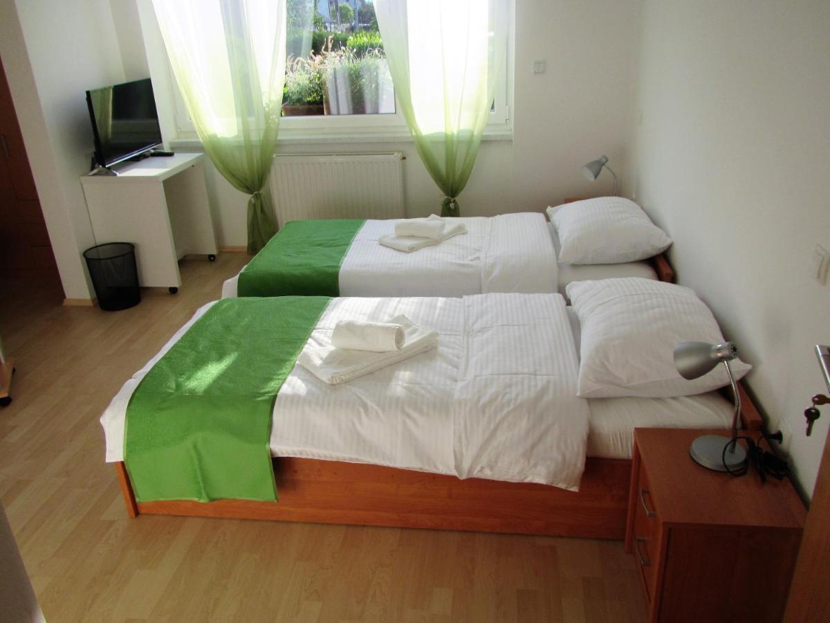 Pod Orehi Bed & Breakfast Postojna Bagian luar foto