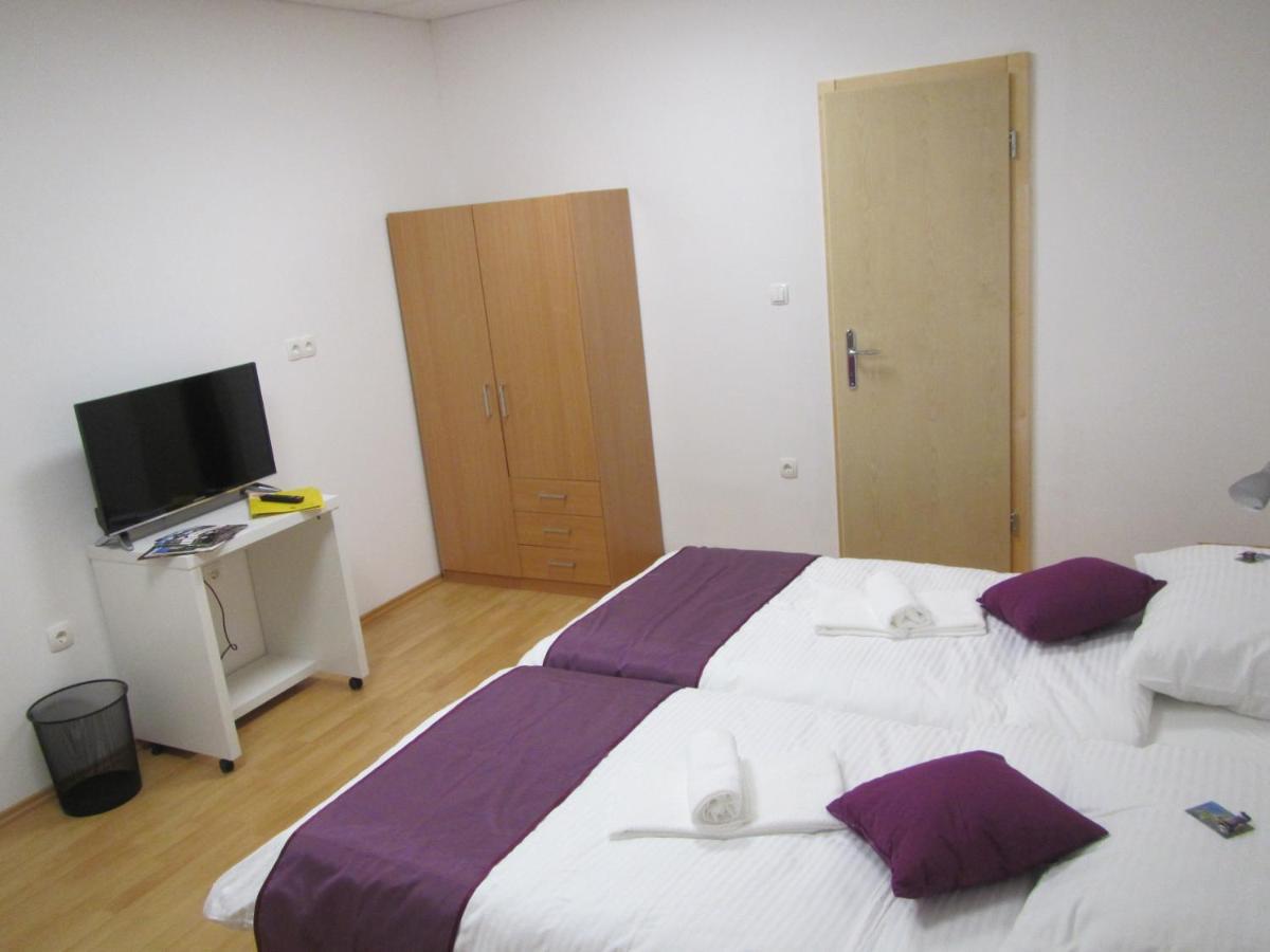 Pod Orehi Bed & Breakfast Postojna Bagian luar foto