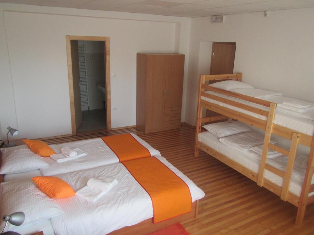Pod Orehi Bed & Breakfast Postojna Bagian luar foto